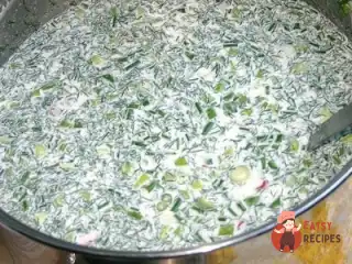 Окрошка на курячому бульйоні з редькою