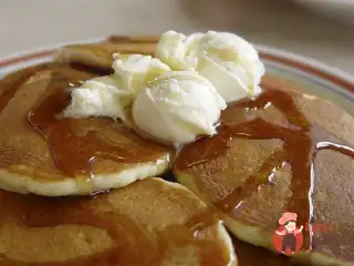 Зметанні млинці з кленовим сиропом