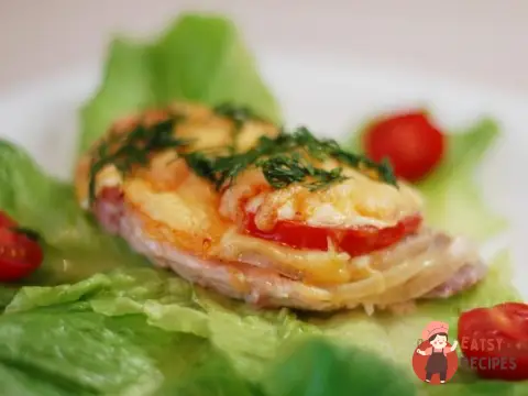 М'ясо по-французьки з картоплею та помідорами