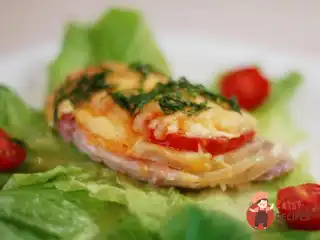 М'ясо по-французьки з картоплею та помідорами