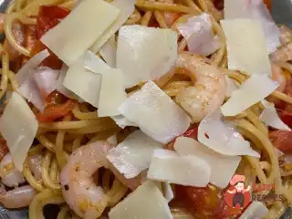 Паста з томатами та креветками