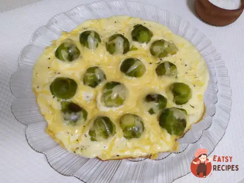 Омлет із брюссельською капустою