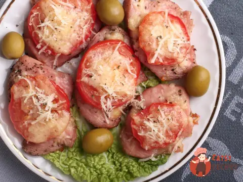 Індичка, запечена під сиром із помідорами