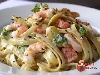 Макарони з креветками у часниково-вершковому соусі