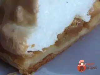 Ніжний яблучний пиріг з меренгою