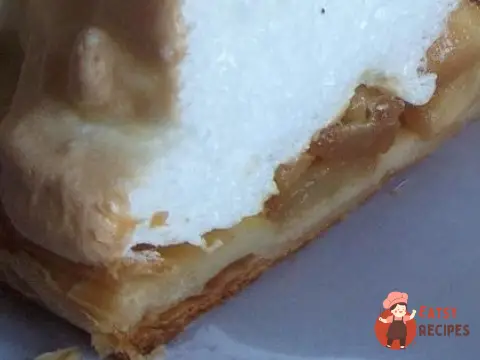 Ніжний яблучний пиріг з меренгою