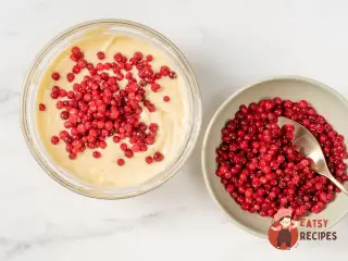 Крок 8: Шарлотка з брусницею