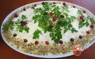Листковий Салат З Яйцями, Горіхами Та Яблуками
