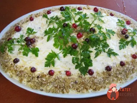 Листковий салат з яйцями, горіхами та яблуками