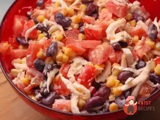 Салат з курки, квасолі та овочів з йогуртовою заправкою