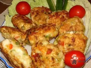 Котлети з курячого м'яса з овочами та сиром