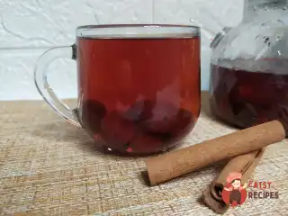 Домашній чай із вишнею та прянощами