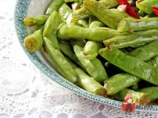 Зелена квасоля у пряному арахісовому соусі