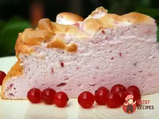 Повітряний білковий торт з ягодами.