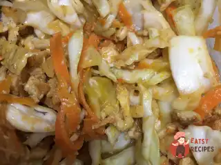 Салат з омлетом та куркою