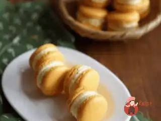 Тістечнє макарон з сирно-грушевим кремом