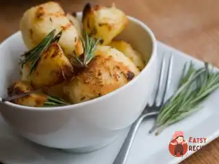 Золота молода картопля з лимоном і розмарином.