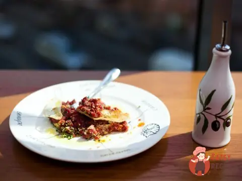 Тартар із філе молодого бичка з овочами та діжонською гірчицею