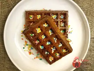 Вівсяні вафлі з родзинками та фундуком