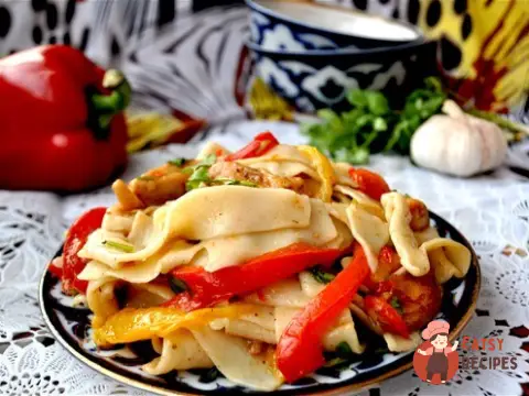 Салат з домашньою локшиною та куркою