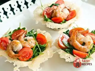 Сирні кошики з салатом з руколи та креветок