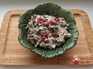 Новорічний салат із куркою та гранатом