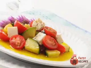 Свіжий салат з чері, огірком та фетою