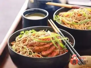 Свиняча вирізка з овочами та локшиною рамен