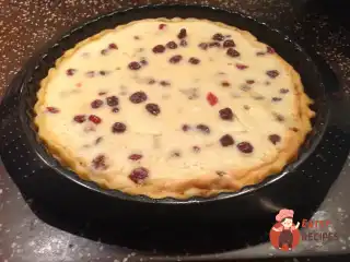 Клафутті з грушами та сушеною вишнею