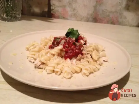 Макарони з помідорами та цибулею