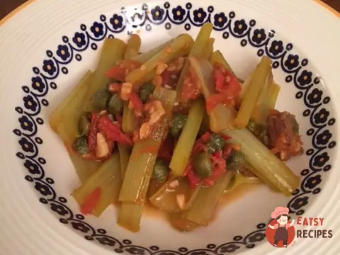 Цикорій, тушкований з помідорами та часником
