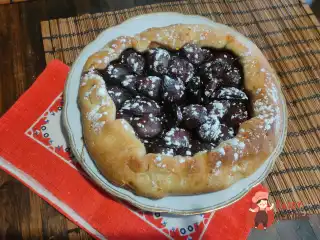 Відкритий пиріг зі сливами та какао на пісному тісті