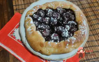 Відкритий пиріг зі сливами та какао на пісному тісті