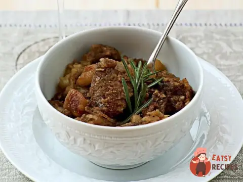 Печінка цесарки з цибульно-яблучним соусом