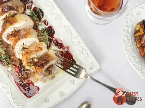 Курка, фарширована горіхами та чорносливом, з ожиновим соусом.