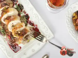 Курка, фарширована горіхами та чорносливом, з ожиновим соусом.