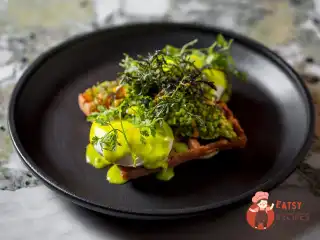 Безглютенові вафлі з авокадо та яйцем пашот