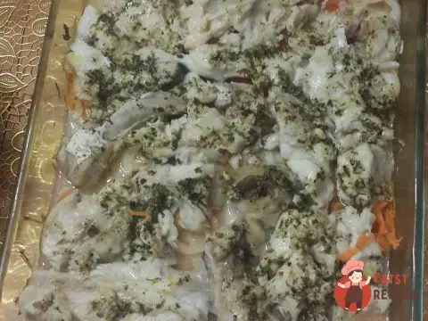 Тріска на мацоні з овочами в духовці