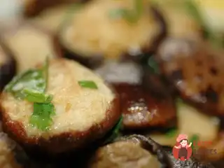 Грибні капелюшки з копченою моцарелою та чебрецем