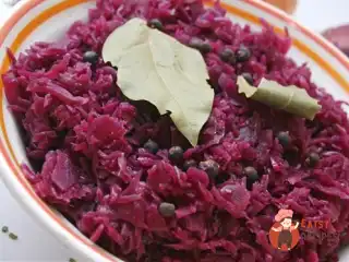 Червона капуста з цибулею в червоному вині