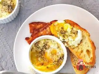 Яйця, запечені з сиром та травами