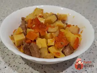 Овочеве рагу з яловичиною та копченим салом у духовці