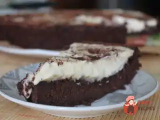 Трюфельний торт з мусом із білого шоколаду