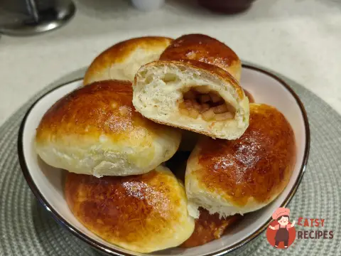 Пиріжки з яблуком та корицею