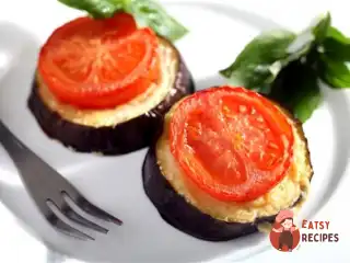 Печені баклажани з помідорами та сиром