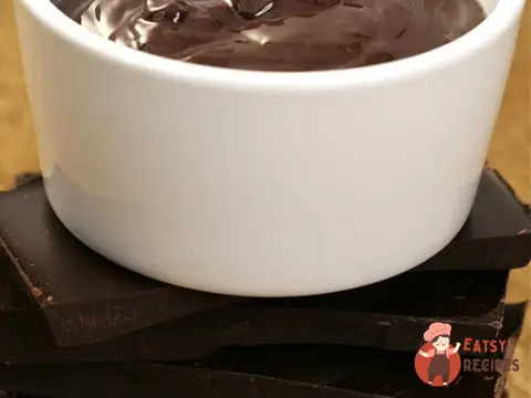 Теплий шоколадний соус з портвейном