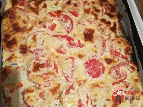 Печені сирні кабачки з помідорами та часниковим соусом