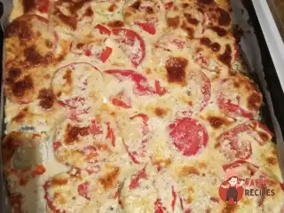 Печені сирні кабачки з помідорами та часниковим соусом