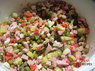 Олів'є із солоними огірками