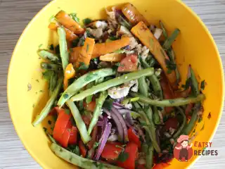 Теплий салат з куркою та овочами на грилі